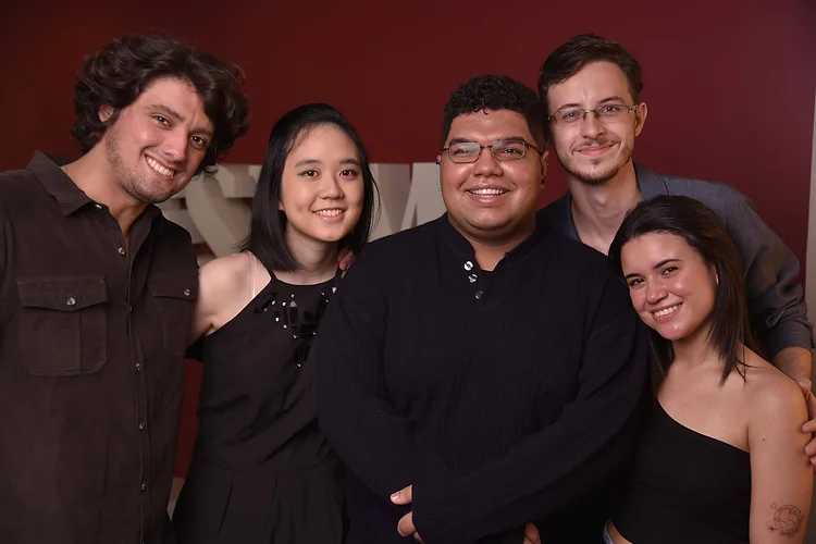foto dos cinco integrantes do time de especialista da TOAK. Da esquerda para a direita, Matheus, Jessica, Gabriel, Luiz e Bianca